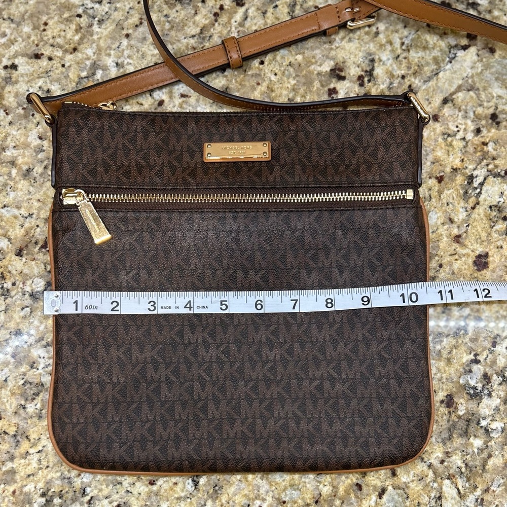 🛑 SOLD 🛑 Michael Kors crossbody, adjustable strap. EXCELLENT condition. - Picture 15 of 15